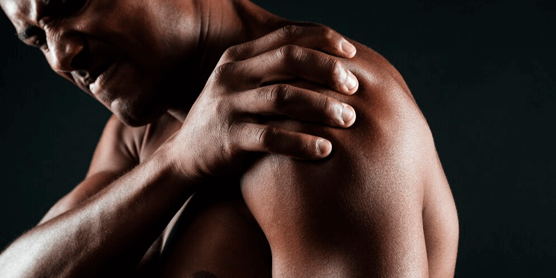 Dor no ombro ao levantar o braço: o que pode ser?