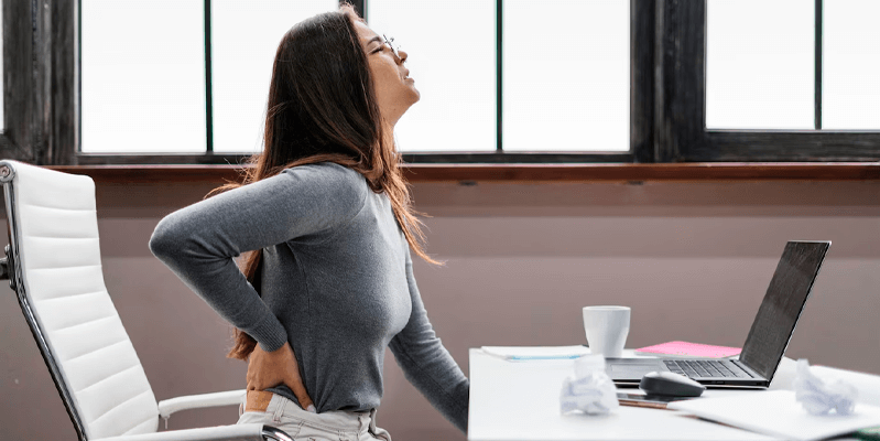 Hábitos diários que prejudicam seus ombros e cotovelos (e como corrigi-los)